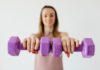 Midi Tonus au Val-de-Travers : la session d’automne 2026 ouvre ses inscriptions purple dumbbells in hands of positive sportswoman