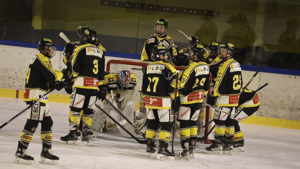 Les joueurs du CP Fleurier rassemblés autour de leur gardien