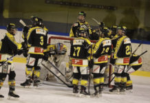 Hockey (2e): Le CP Fleurier s’incline 5-4 aux Mélèzes Les joueurs du CP Fleurier rassemblés autour de leur gardien