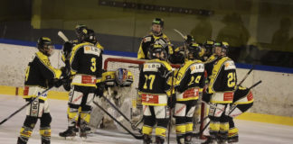 Hockey (2e): Le CP Fleurier s’incline 5-4 aux Mélèzes Les joueurs du CP Fleurier rassemblés autour de leur gardien